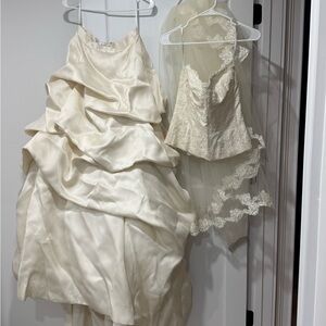 SOLD!! Monique Lhuillier Cream Lace Dress Comes with Veil